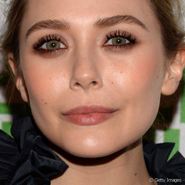 A sombra esfumada ao redor dos olhos ? marca registrada nas maquiagens de Elizabeth Olsen